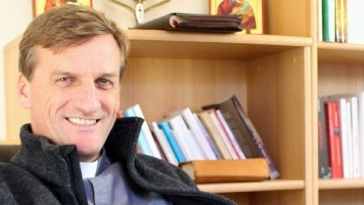 El padre René-Luc Giran sabe lo que es crecer sin padre, con violencia doméstica, en pandillas y delincuencia... y ser salvado por Cristo