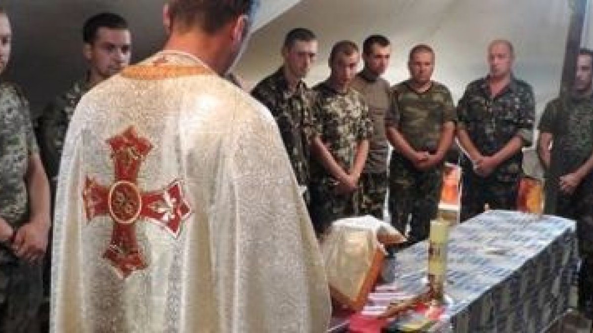 Misa de campaña con un capellán católico en el frente ucraniano... Foto de 2015 de Ayuda a la Iglesia Necesitada