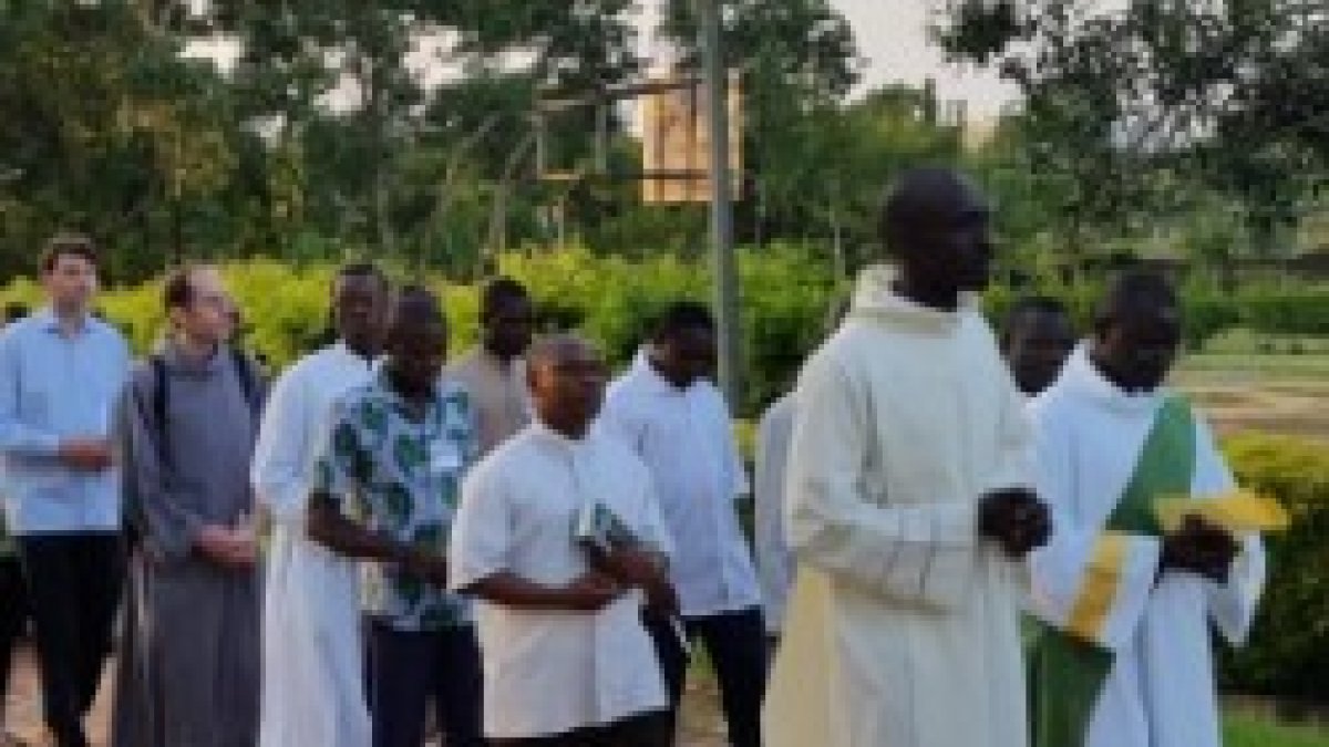 La Iglesia que camina en el siglo XXI intenta llegar a todo el mundo, todos los pueblos, todas las lenguas y personas... un esfuerzo titánico