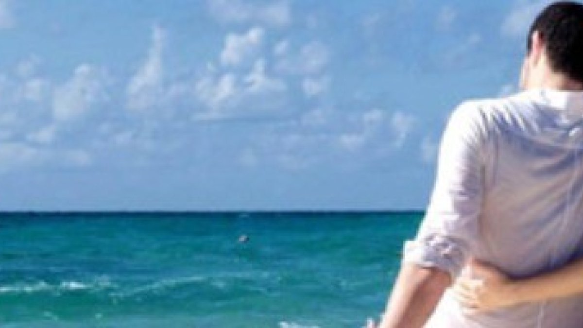 Unos novios en la playa