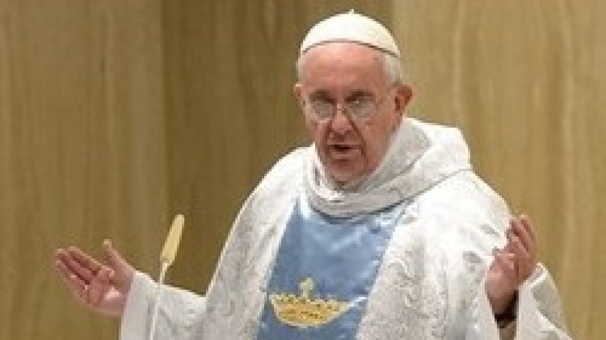 Francisco, de azul por celebrar la Natividad de la Virgen María