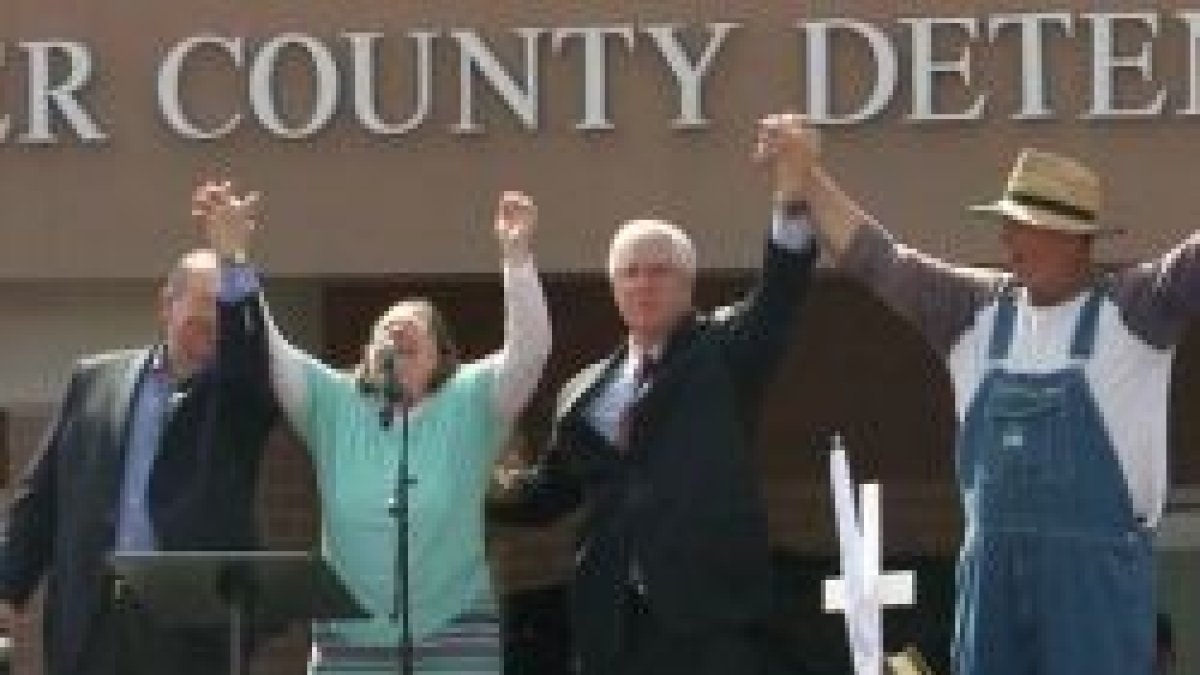 Kim Davis agradece a Dios y a muchos simpatizantes su apoyo - insiste en que ama a todos y sirve a un Dios de amor... y no firmará licencias