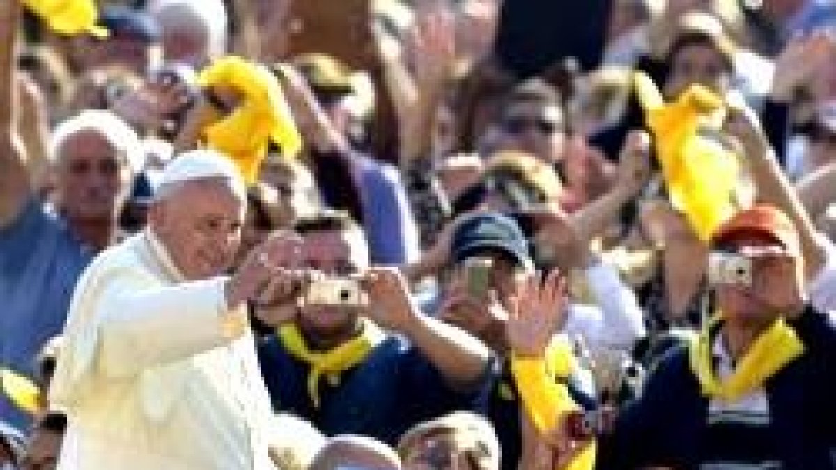 El Papa saluda a los peregrinos en la audiencia del miércoles