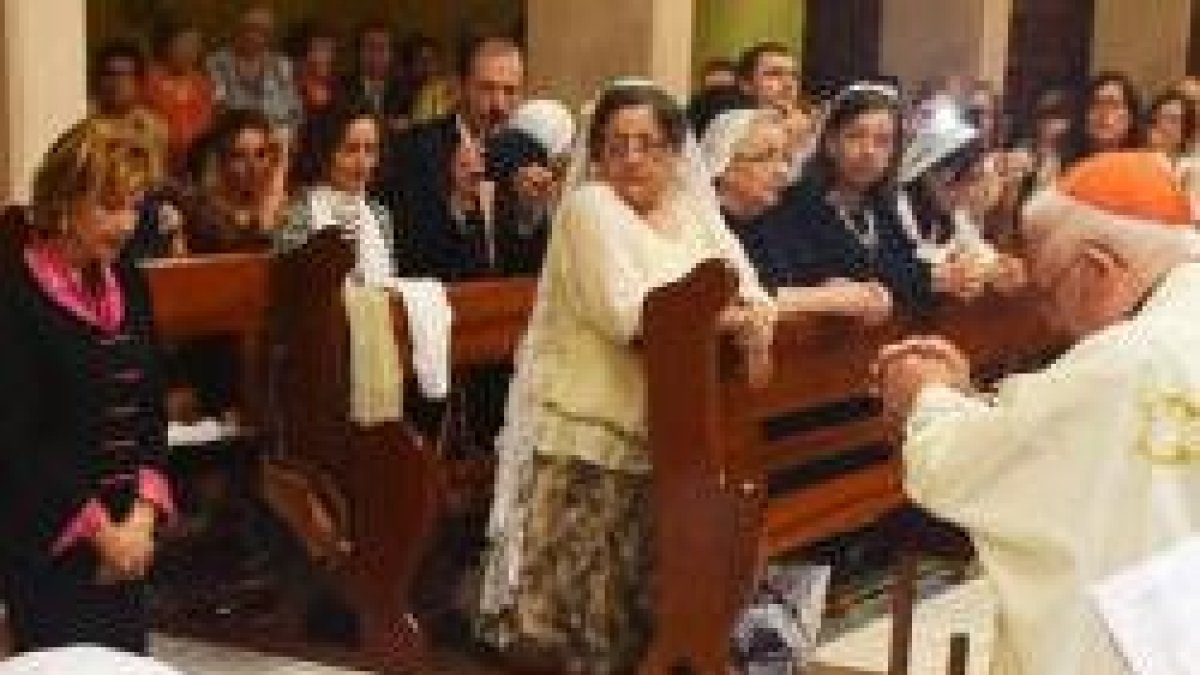María Ángeles, la nueva virgen consagrada, en la ceremonia de consagración con el cardenal Cañizares de Valencia