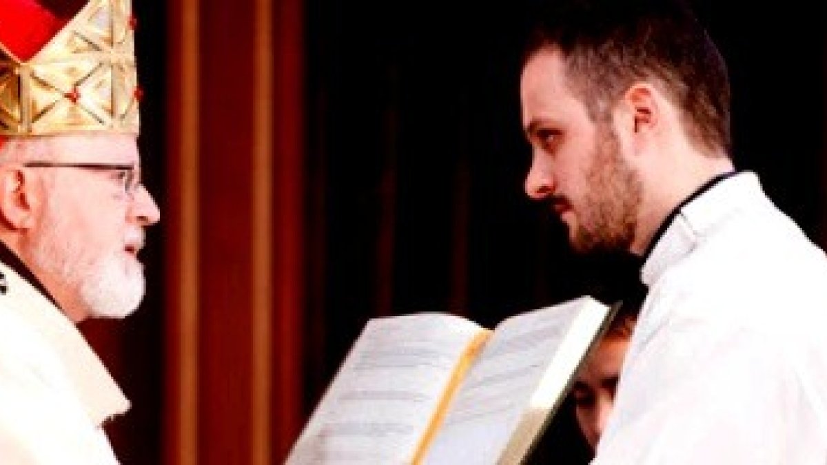 Andrea Filippucci con el cardenal OMalley de Boston, que le ordenó sacerdote