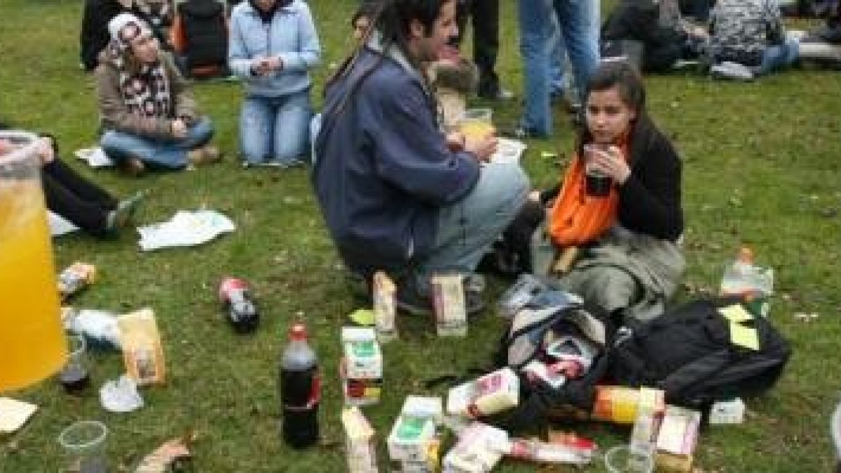 Jóvenes españoles de botellón. Beben en la calle en grupo grandes cantidades de alcohol barato mezclado con refrescos