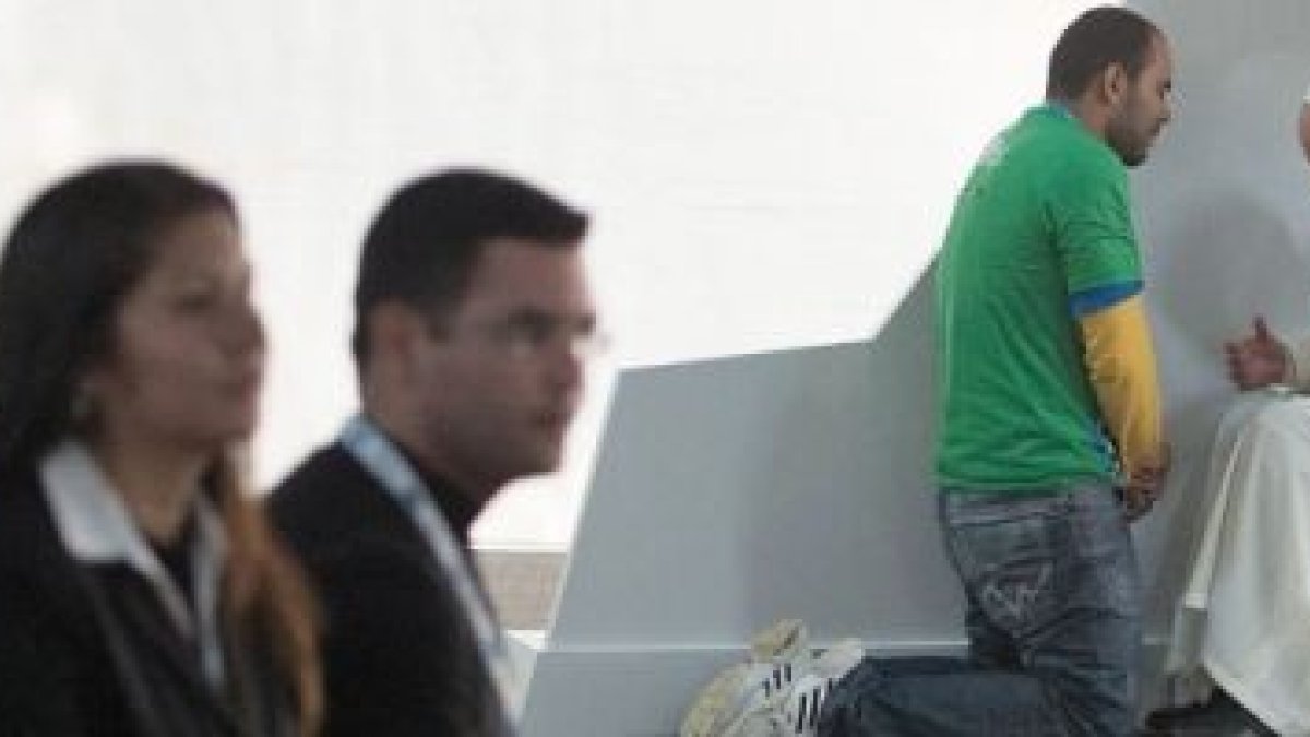 El Papa Francisco confesando en la JMJ de Brasil... con Adviento y el Año de la Misericordia, insiste en este sacramento de reconciliación con Dios