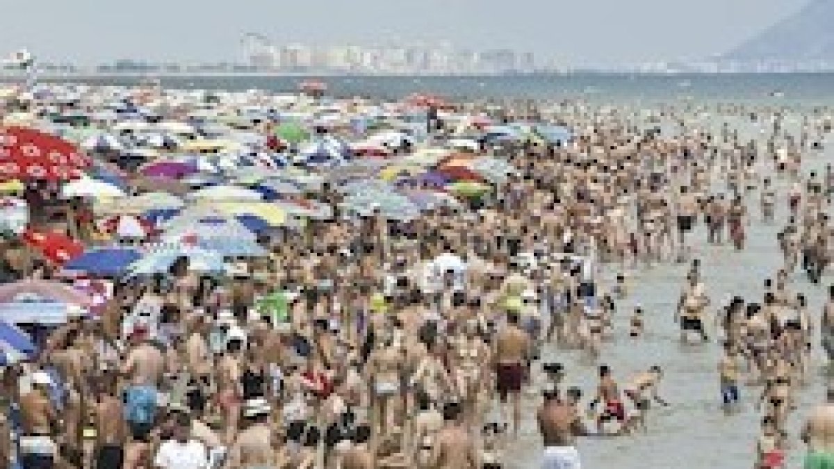 Miles de personas veranean en la costa valenciana