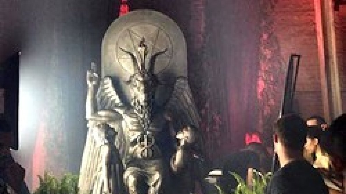 La imagen del demonio congregó a algunos centenares de personas para una fiesta bajo inspiración satánica.