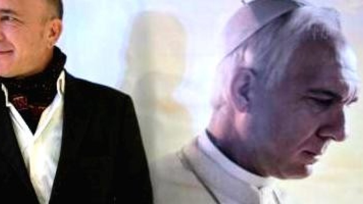 Darío Grandinetti interpreta al padre Jorge Bergoglio... que acaba convirtiéndose en el Papa Francisco