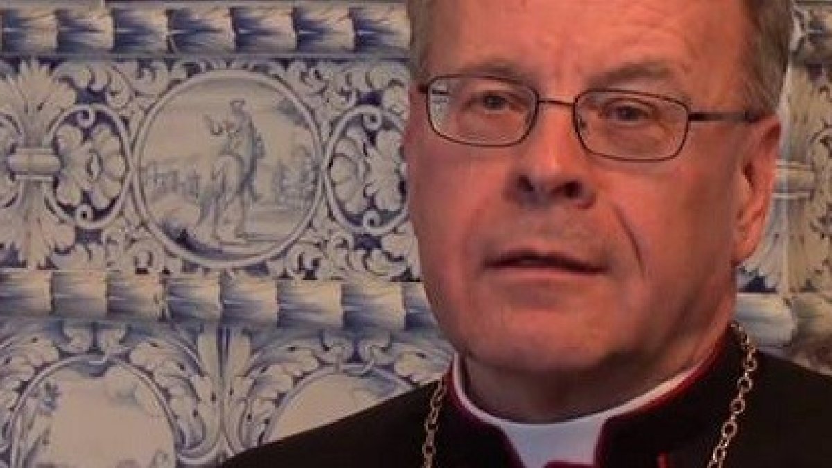 El obispo suizo es la última víctima del poderoso lobby gay