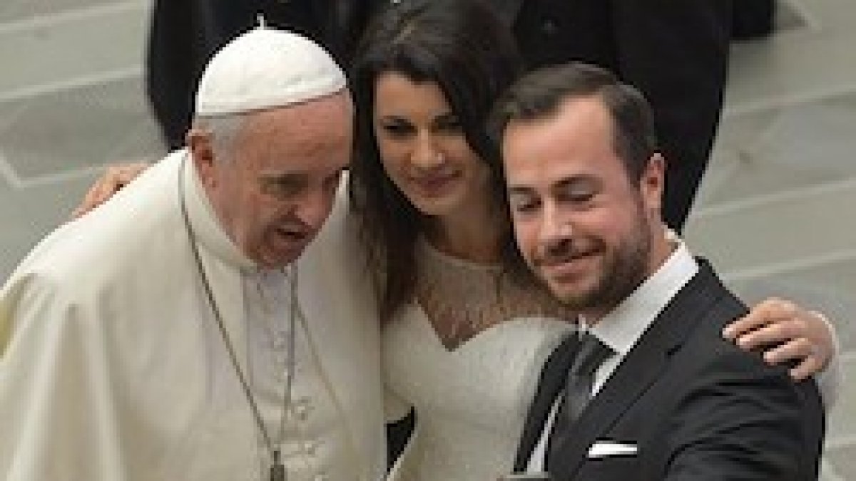 Todos los años el Papa recibe en audiencia general a decenas de parejas que van a contraer matrimonio.