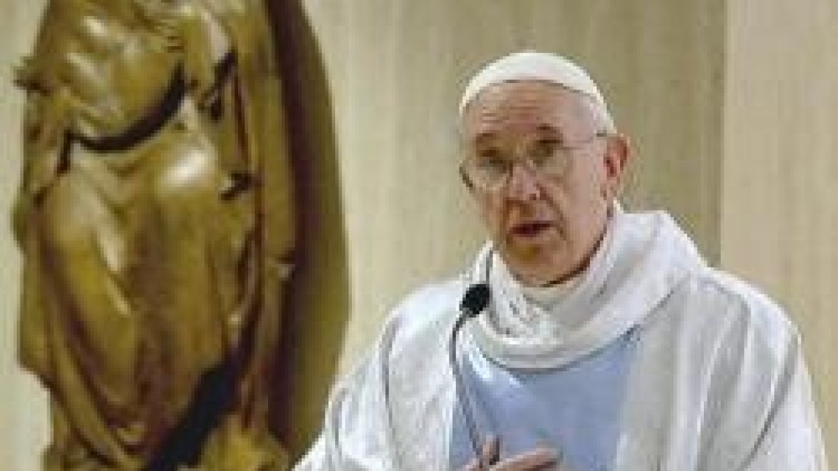 El Papa Francisco en la misa de la residencia Santa Marta, con el color azul de las fiestas marianas