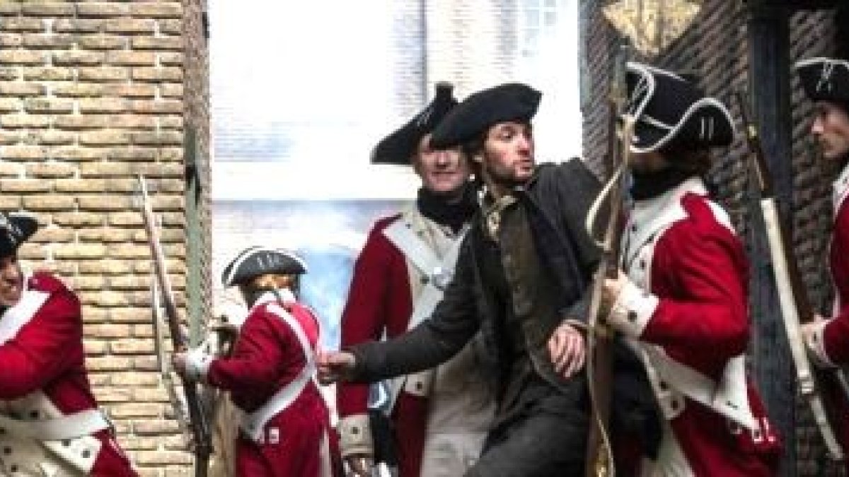 Incluso desde la época de las 13 Colonias hubo católicos influyentes, pese a las leyes y sentimientos anticatólicos en EEUU - escena de Sons of Liberty