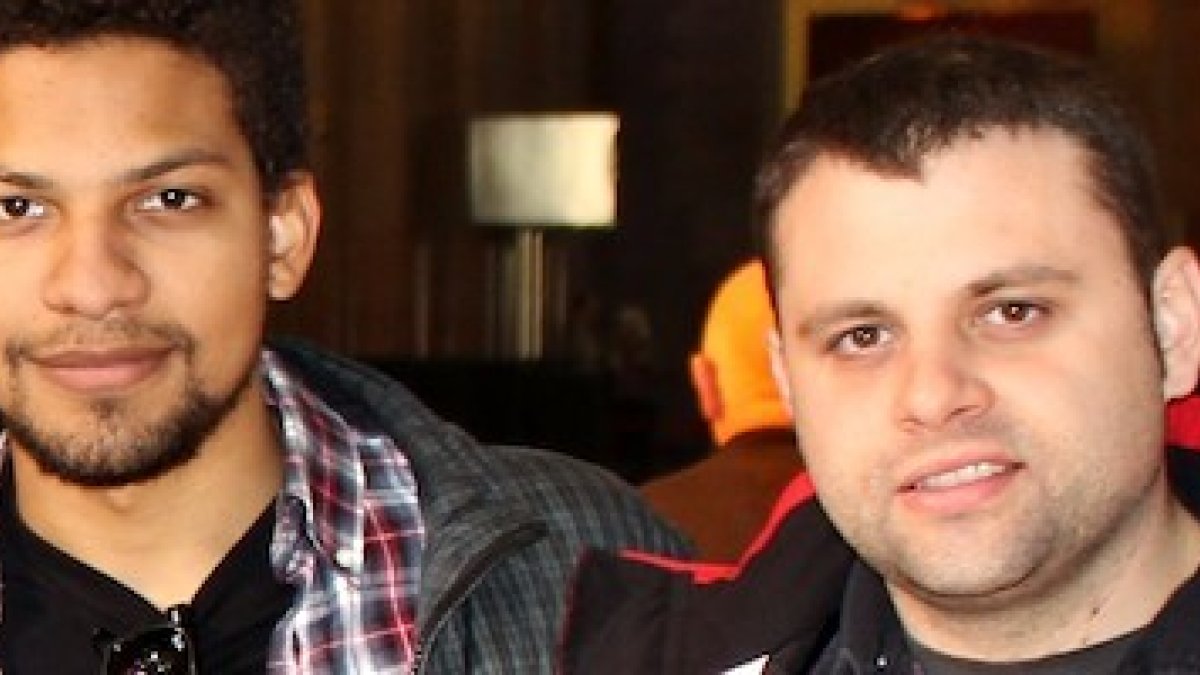 StelioN (izquierda) y Fresh (derecha), raperos que convierten su arte en una forma de oración.