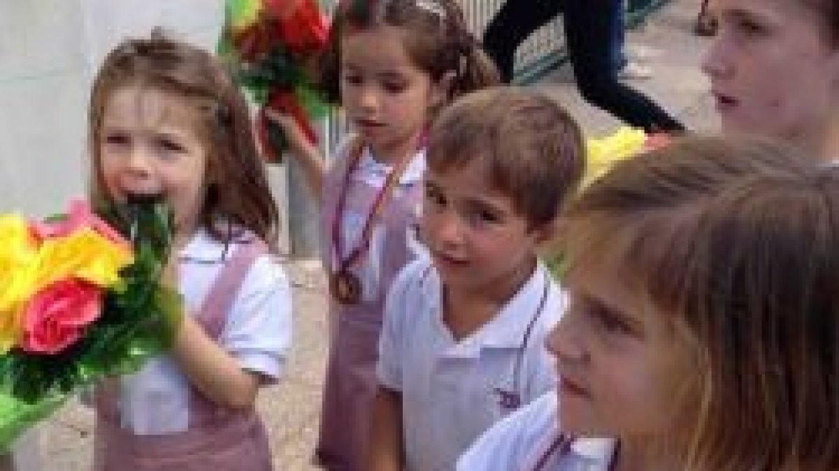 Pequeños alumnos y alumnas de estos centros con flores para la Virgen de Aixa, una ceremonia propia