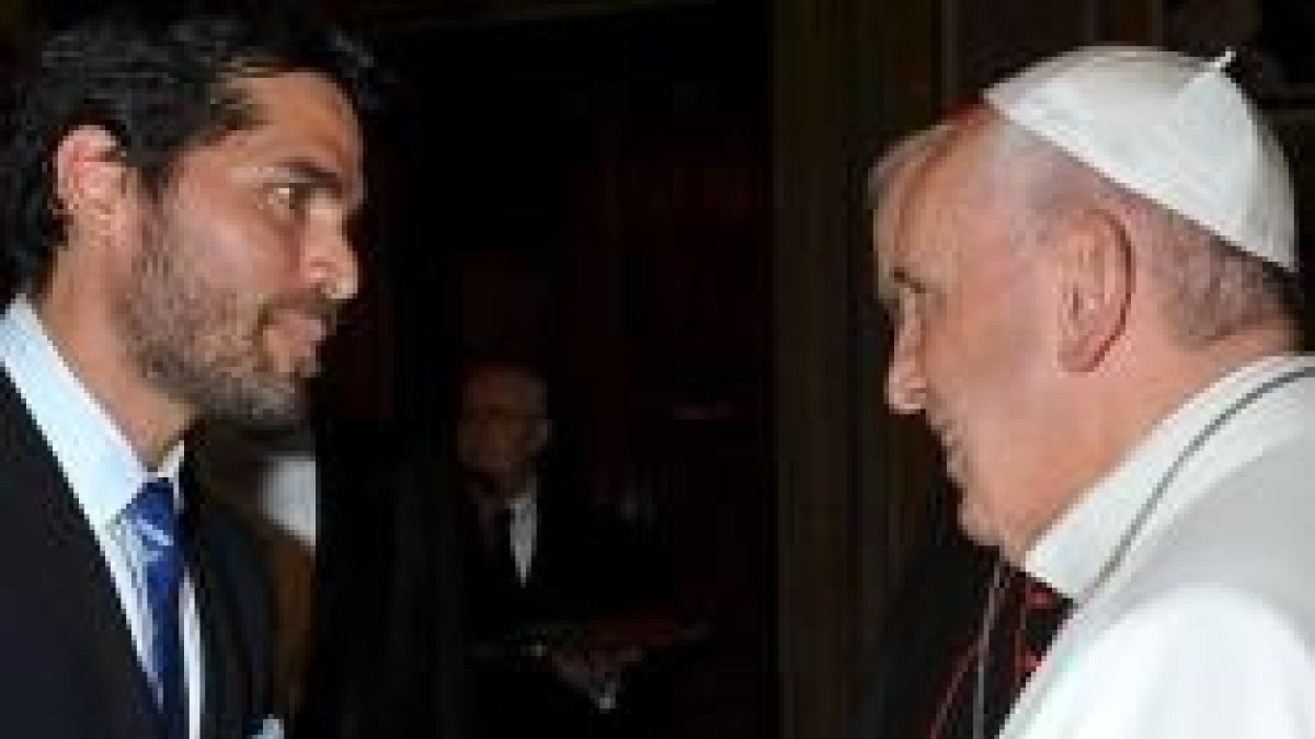 Verástegui entrega un disco al Papa Francisco con su última película, Little Boy