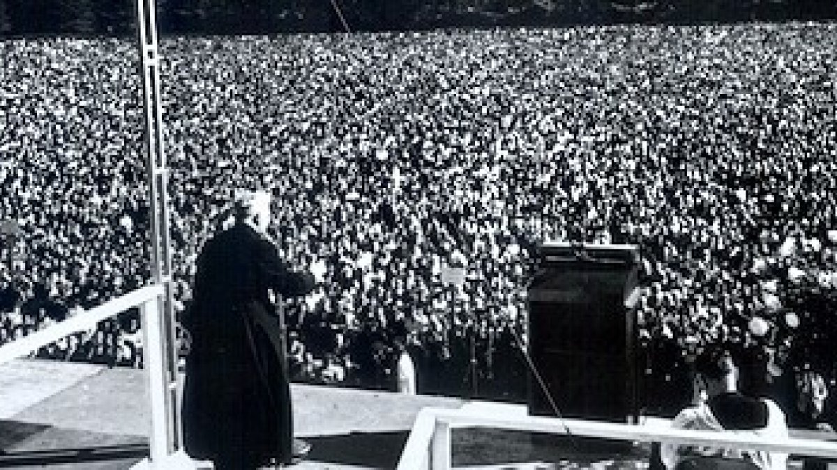 El padre Patrick Peyton congregó multitudes en todo el mundo animando a rezar el Rosario en familia.