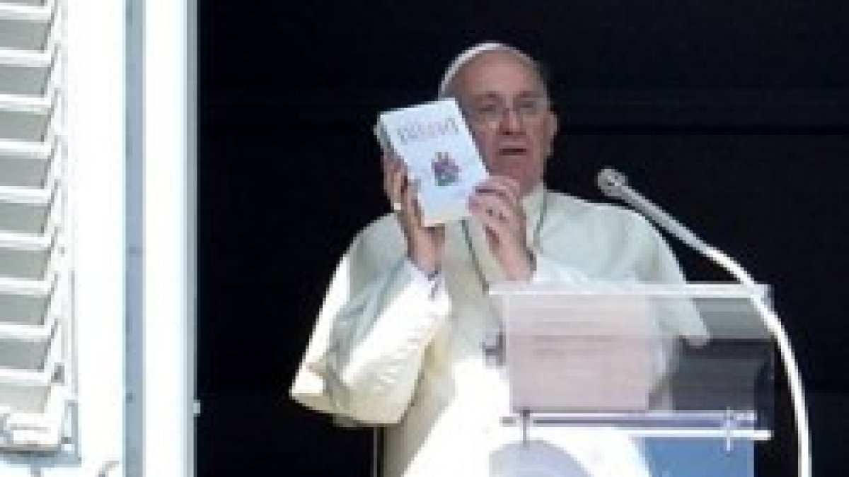 Fotografía de octubre de 2014, cuando Francisco animaba a las familias a leer la Biblia
