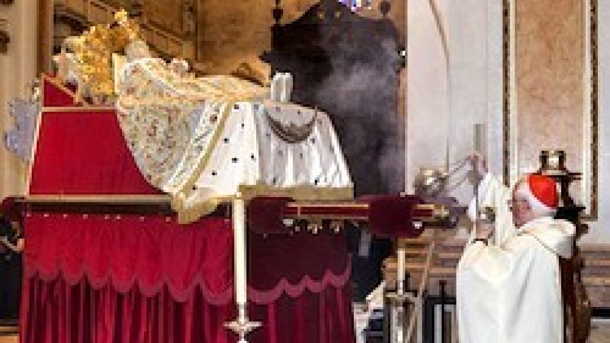 El cardenal Cañizares perfuma con incienso la imagen de la Virgen Durmiente.