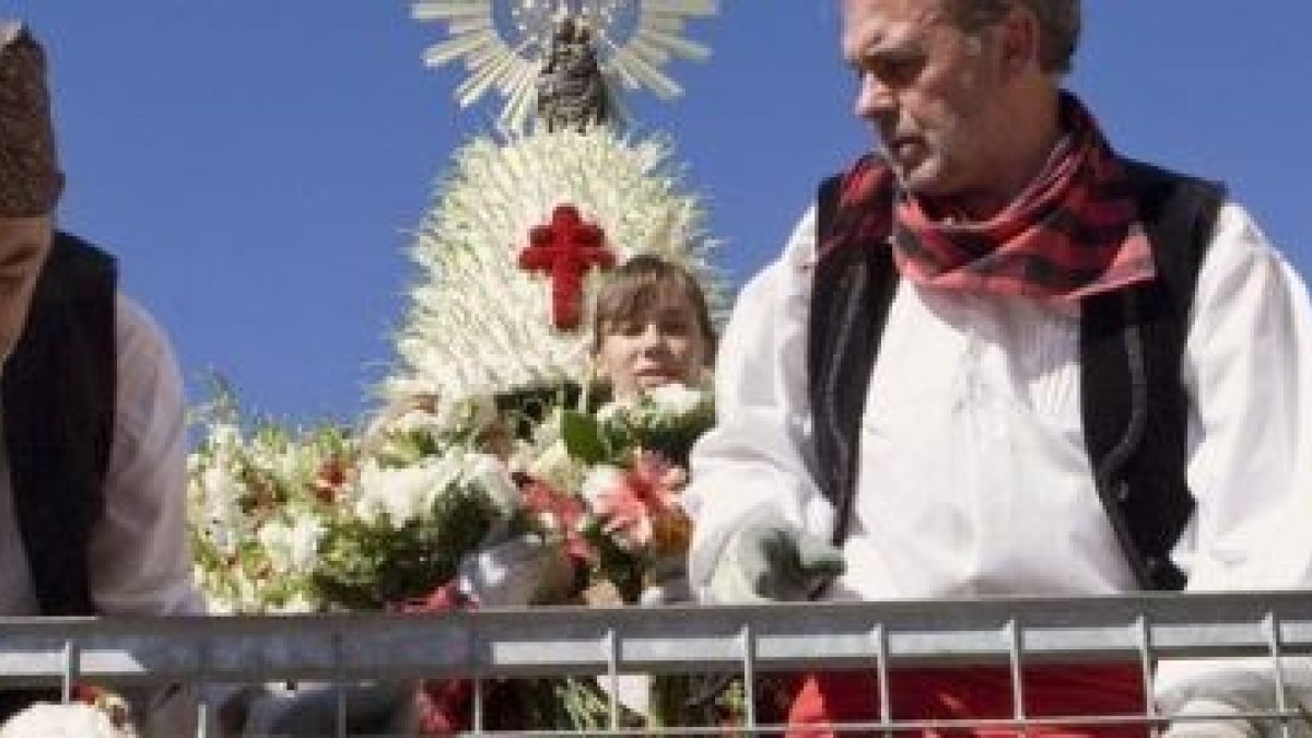 La ofrenda de flores a la Virgen del Pilar atrae multitudes al santuario mariano de Zaragoza cada 12 de octubre