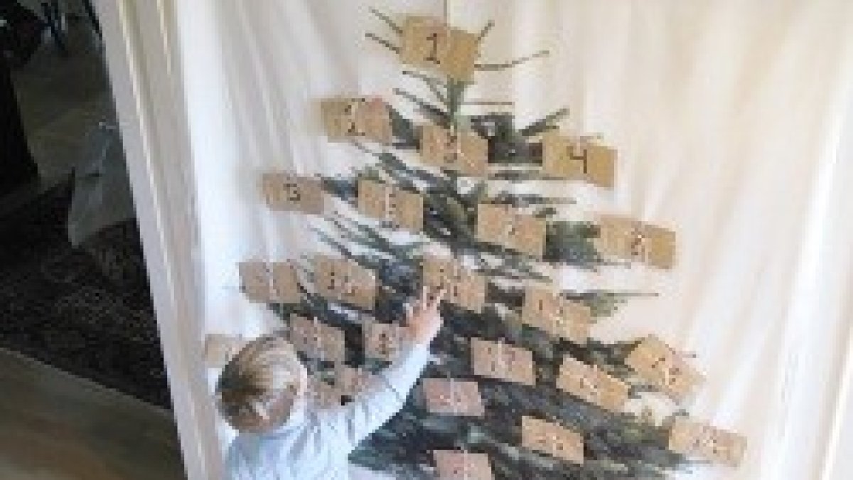 Un calendario de adviento puede hacerse también con sobres y pequeños regalos o premios