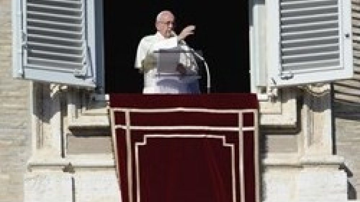 El Papa Francisco bendice a los peregrinos con la oración del Ángelus
