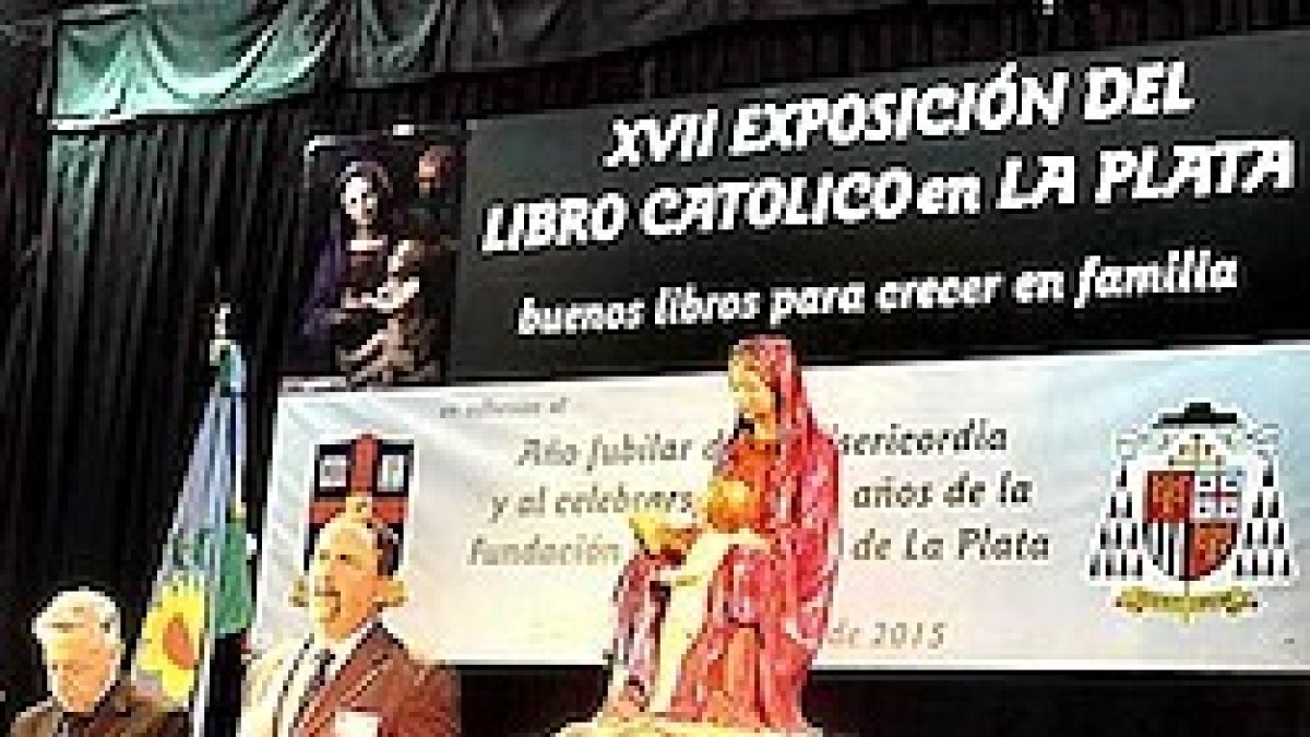 La lectura debe ser una ayuda más para fortalecer la unidad familiar, sugirió monseñor Aguer (primero por la izquierda).