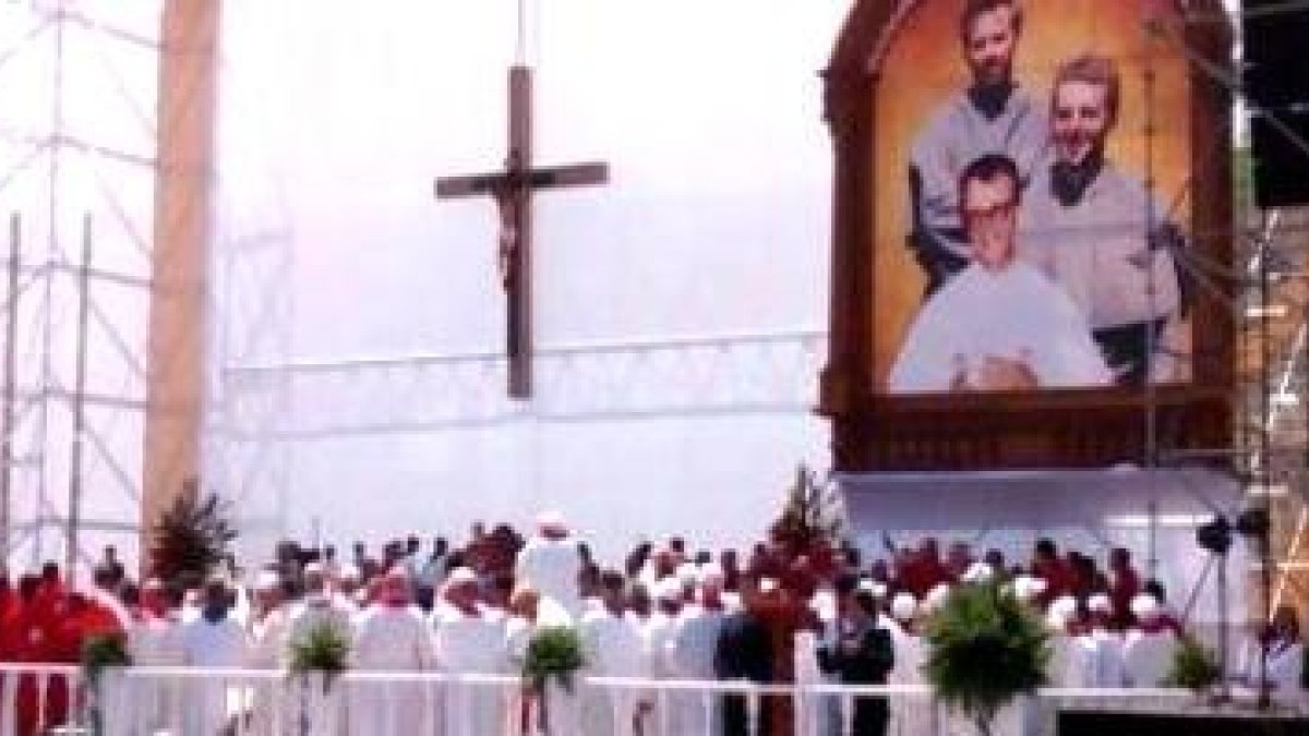 El estadio de Chimbote, en Perú, acogió a unas 28.000 personas para la beatificación de los 3 misioneros mártires