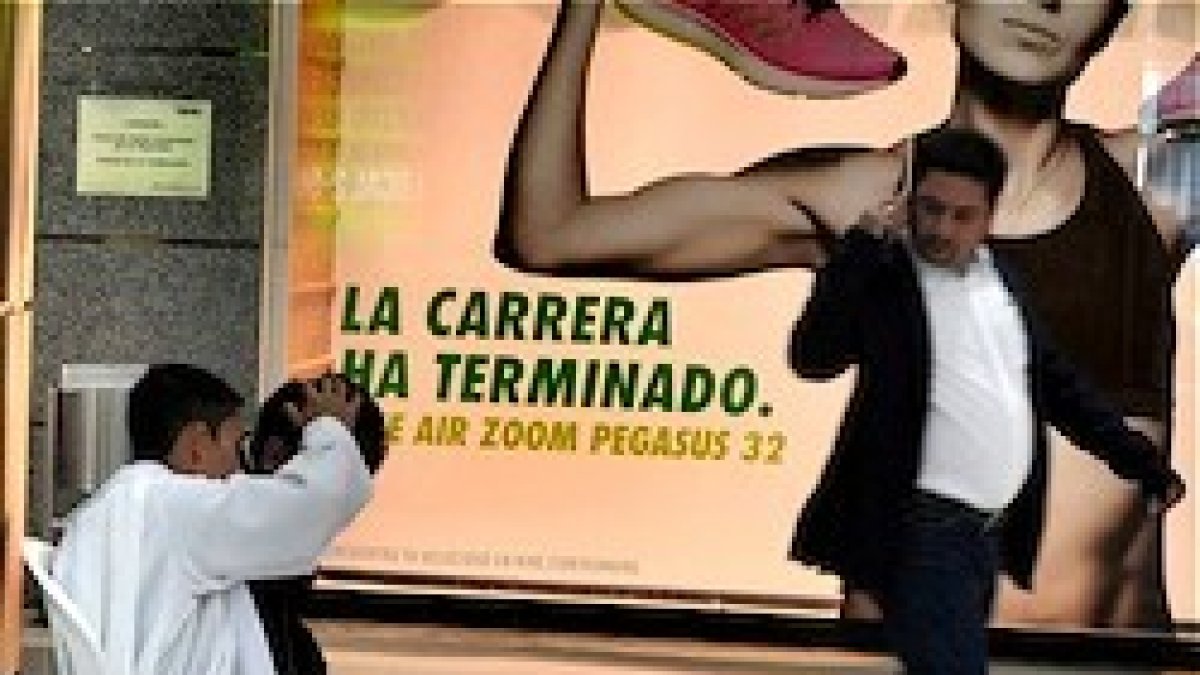 A muchos clientes del centro comercial les sorprendió la escena, pero hubo otros que no dejaron escapar la ocasión de ponerse a bien con Dios.