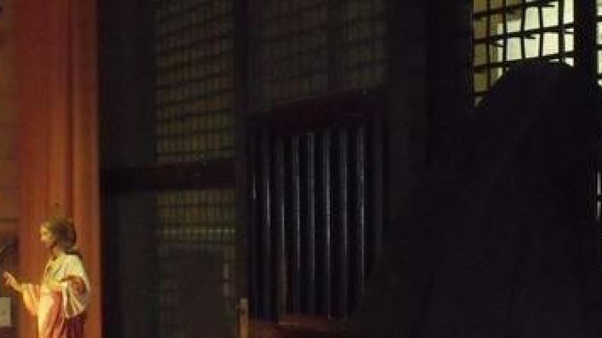 Monjas carmelitas actuales van a comulgar sin salir de su clausura...