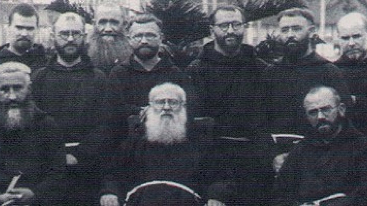 Los misioneros capuchinos navarros que llegaron a Guam en 1915... la foto es de 1920, fray Román está sentado, el primero a la izquierda