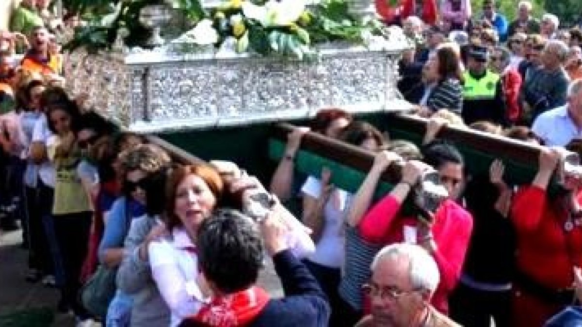 Procesión de la Virgen del Puerto en la provincia de Madrid - la devoción popular mueve muchas personas, pero abundan los cristianos poco o nada practicantes