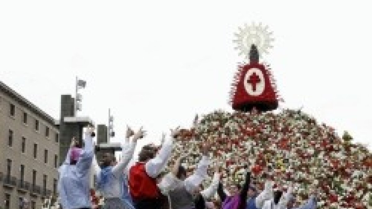 La Virgen del Pilar atrae multitudes cada 12 de octubre en Zaragoza