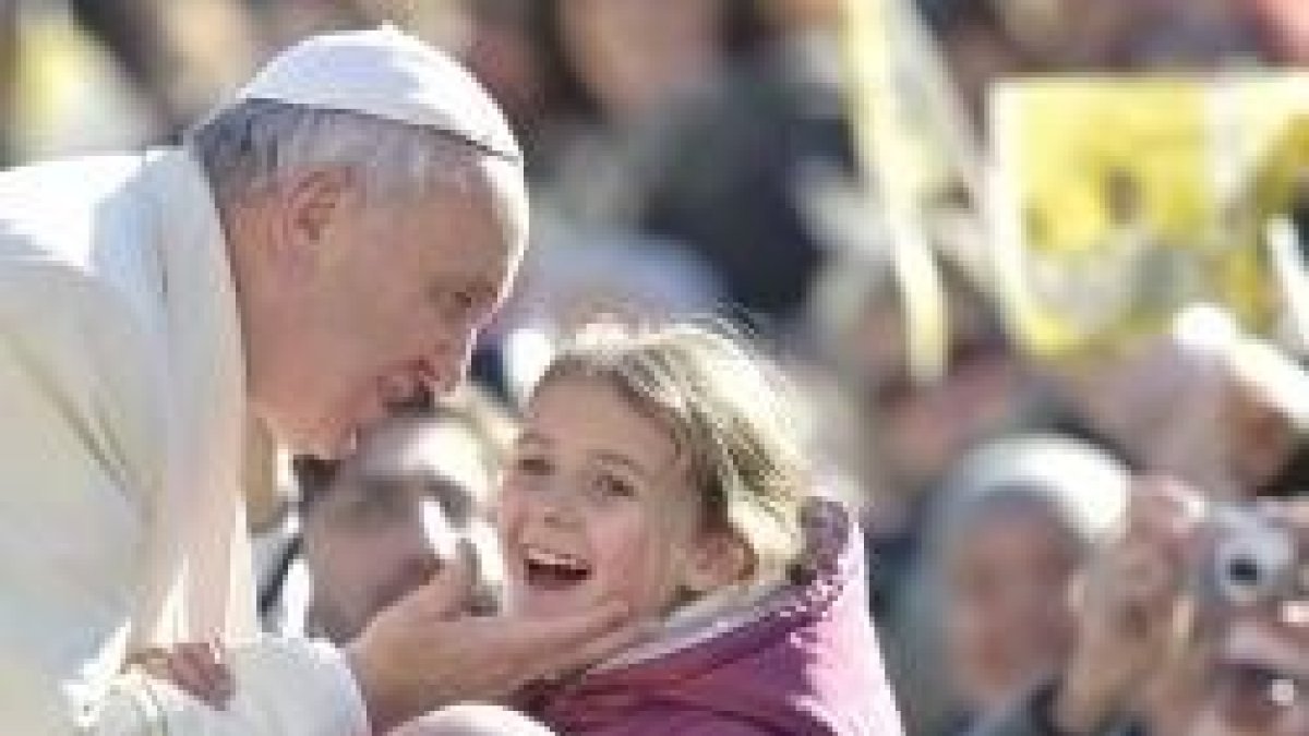 El Papa saluda a una niña en la audiencia del miércoles, que con el buen tiempo atrae a más gente
