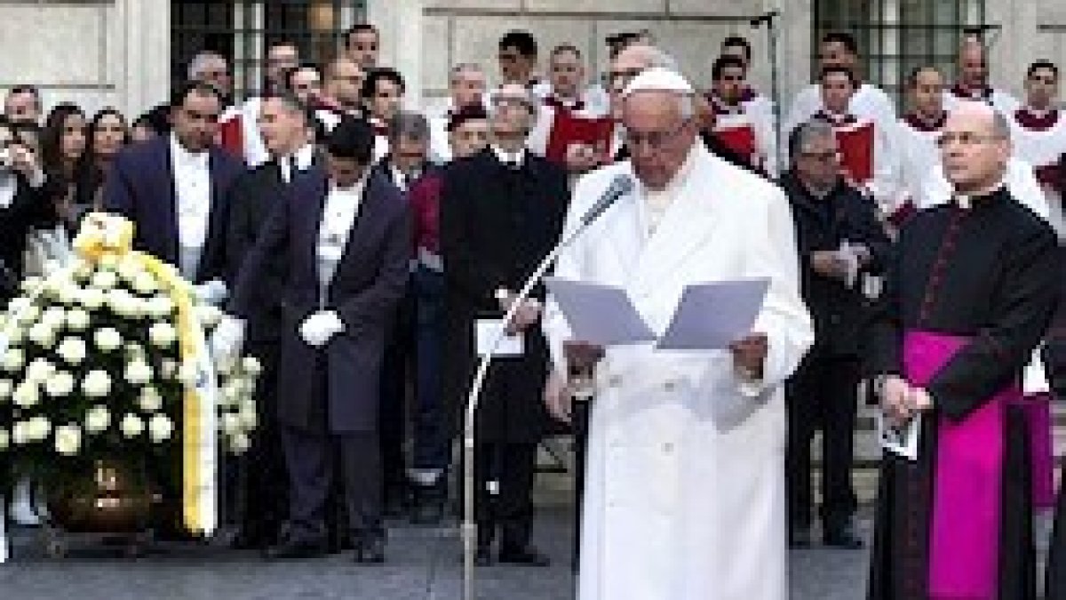 Desde la Plaza de España el Papa se dirigió a rezar a la Virgen en la basílica de Santa María la Mayor.