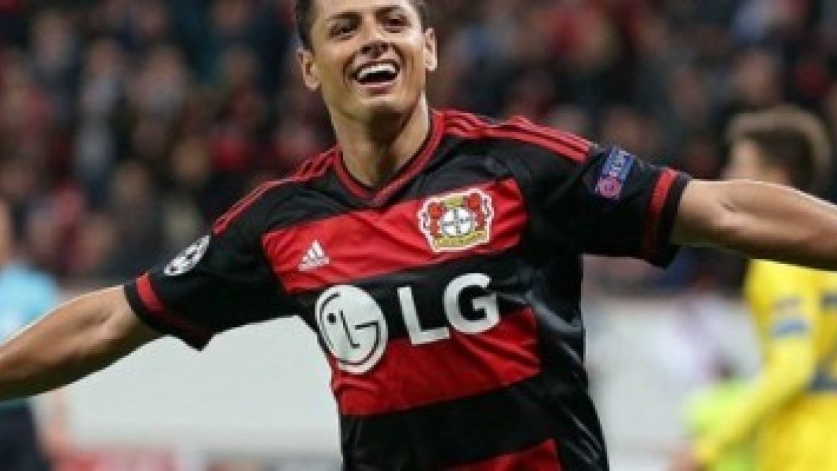 Chicharito celebra su primer gol con el Bayer Leverkusen - en los momentos duros, dice, le han ayudado su familia y su confianza en Dios