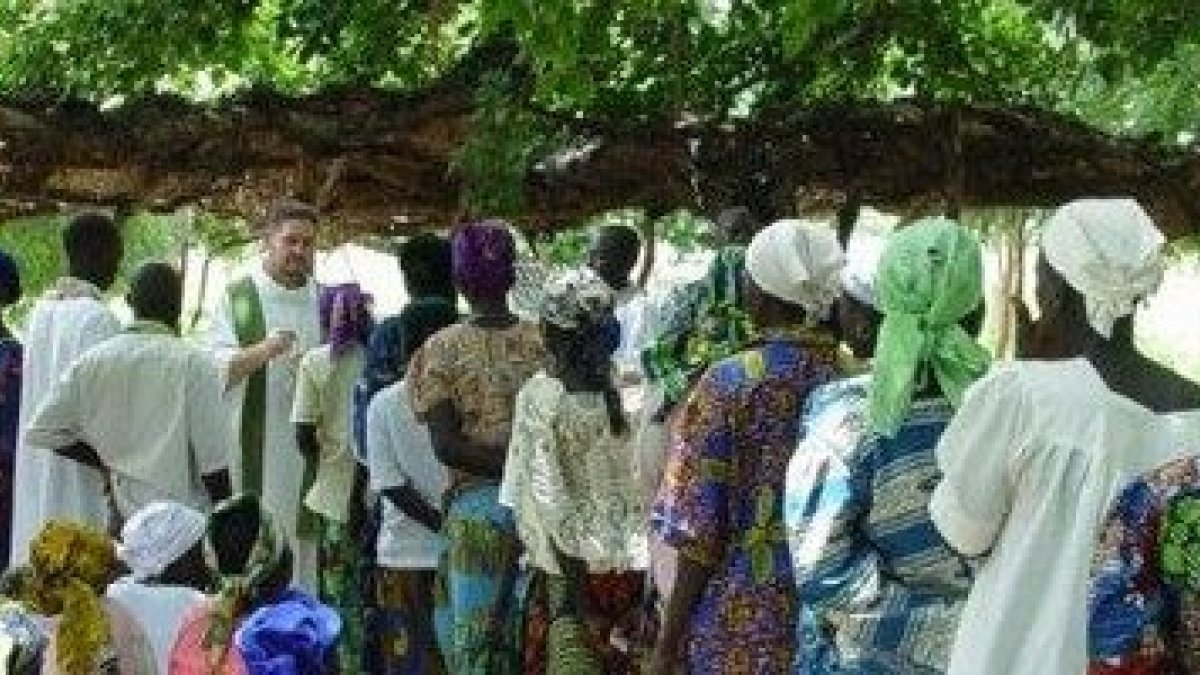 El padre Gabriel, misionero javeriano, reparte la comunión en una de sus comunidades de Chad, sin edificio de iglesia
