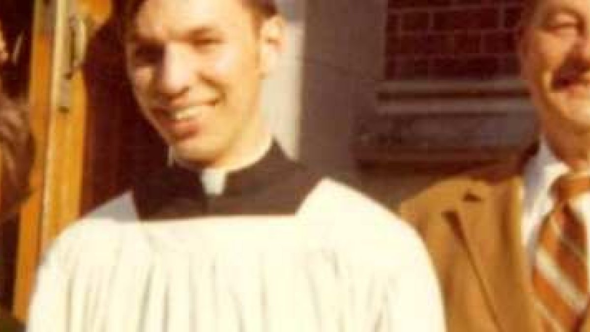 El padre Peter Stravinskas recién ordenado en 1972, con sus satisfechos padres, que vivieron 25 años como hermano y hermana para poder comulgar