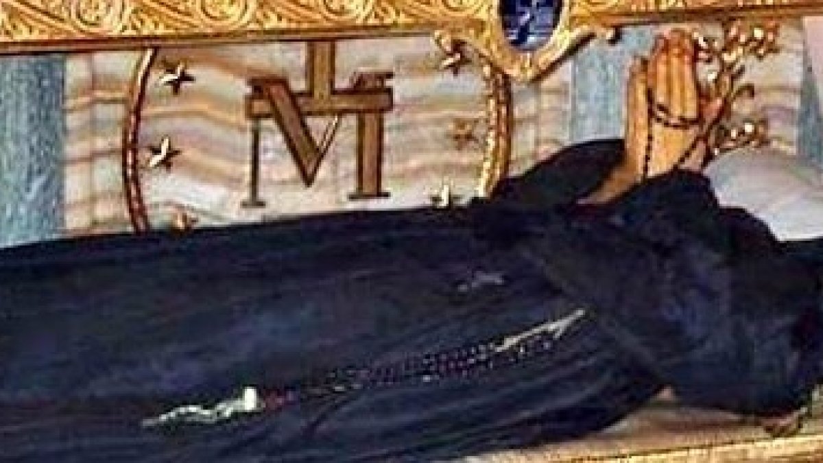 Los ojos, que vieron a la Virgen, y las manos, que la tocaron, son las partes mejor conservadas del cuerpo incorrupto de Santa Catalina Labouré.