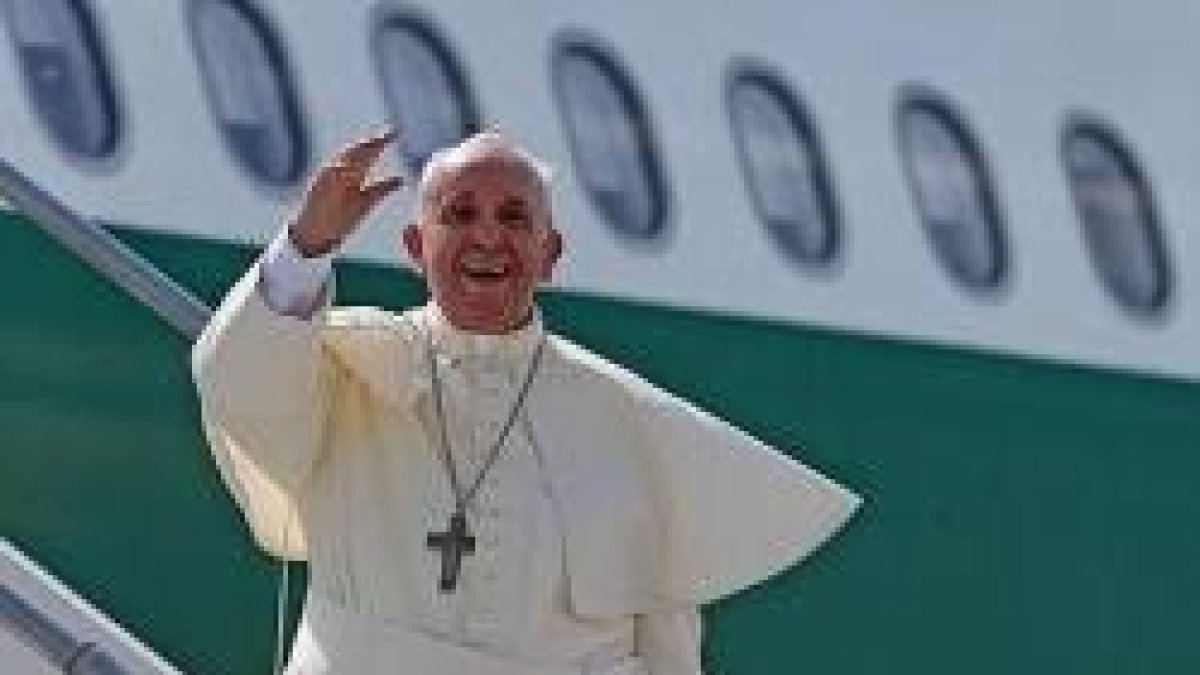 El Papa Francisco suele saludar así en la escalinata del avión antes de despegar en sus viajes