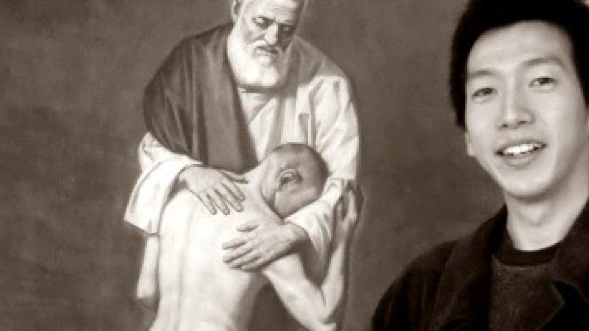 Osamu Tanimoto posa con un boceto en blanco y negro de su obra de graduación, una interpretación del hijo pródigo