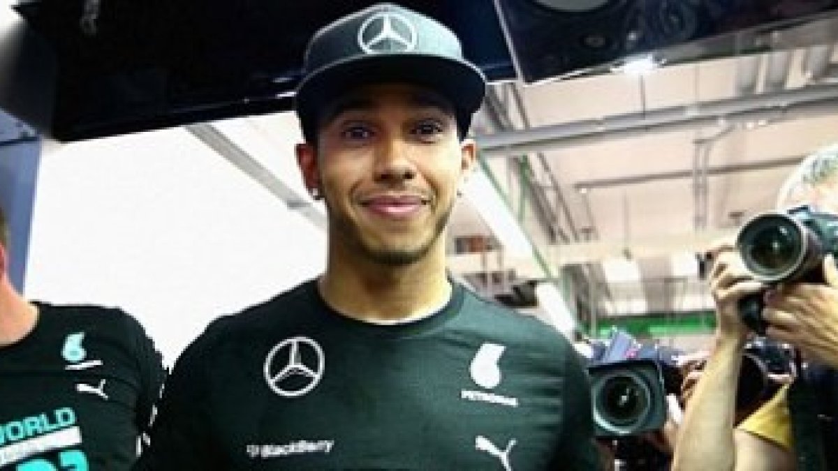 Lewis Hamilton es católico practicante -aunque con las competiciones admite que se salta algunas misas de domingo- y considera que es Dios quien le ha dado sus dones