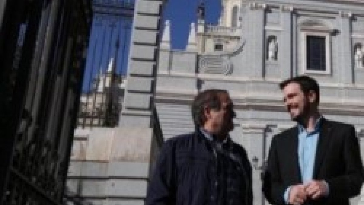 Francisco Delgado, del lobby laicista radical Europa Laica, junto al candidatod e IU, Alberto Garzón -con barba- frente a la catedral de la Almudena