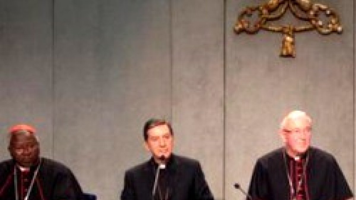 Rueda de prensa del Sínodo con los cardenales Ouedraogo -de Burkina Faso-, Salazar -de Bogotá- y Nichols -de Inglaterra