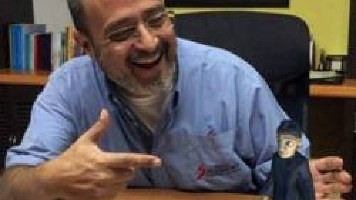 Hugo Orozco, superior de los salesianos de México-Guadalajara, con un DonBosquito virtual de la nueva app