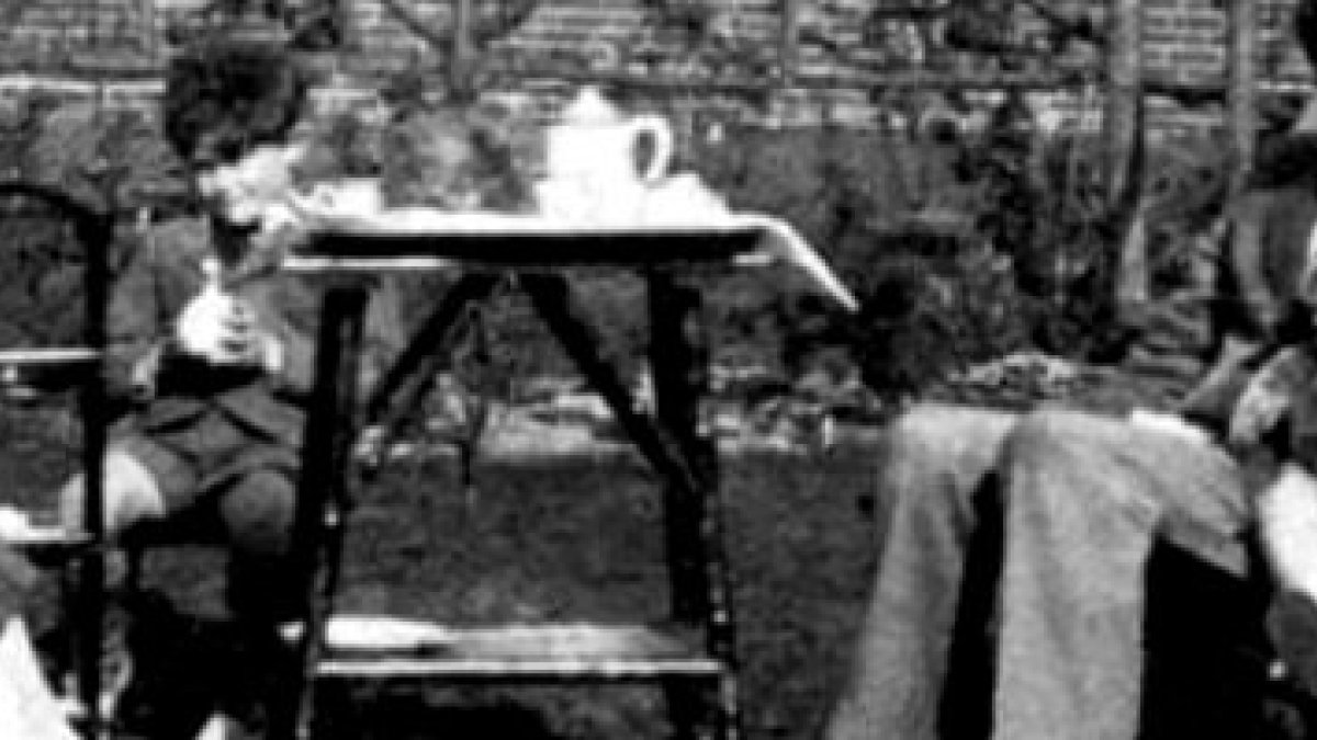 Tolkien, Edith y los niños, aún pequeños, toman el té en el patio... El Hobbit nació, en parte, como un cuento pensado para sus hijos
