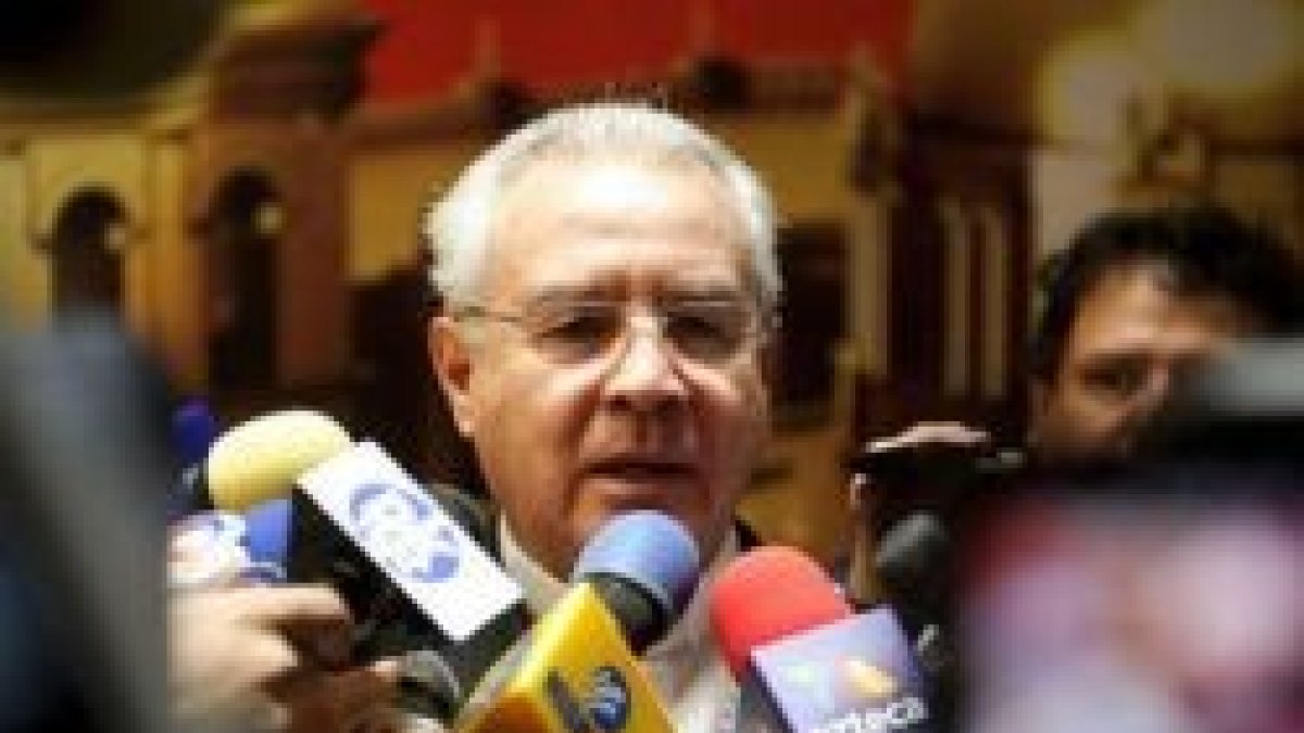 El cardenal Francisco Robles, arzobispo de Monterrey (México) modera uno de los círculos menores en español