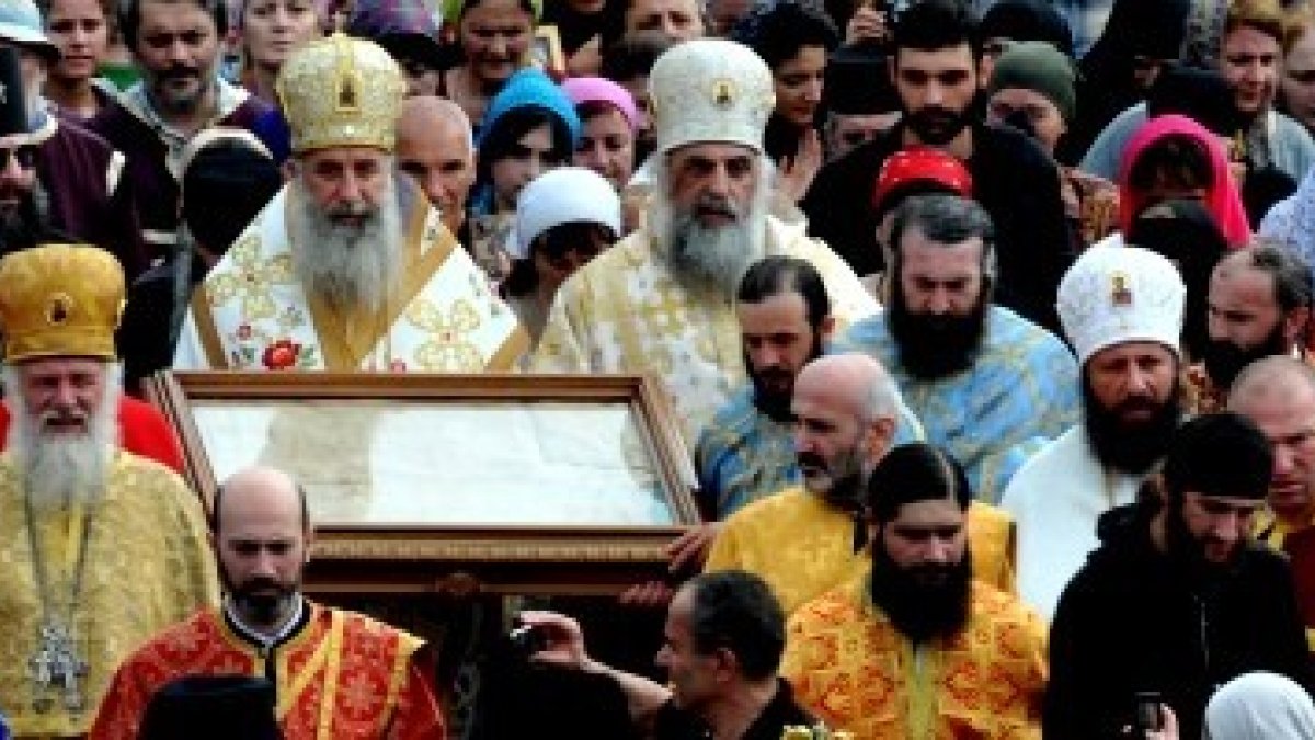 Bajo el cristal se exhibe la Túnica de la Virgen en la fiesta georgiana de Vlakernoba, cada 15 de julio -la foto es de la edición de 2012