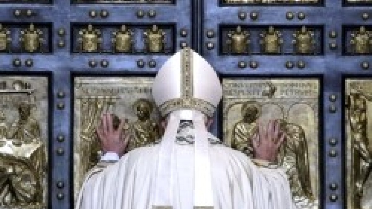 El Papa Francisco abre la puerta de la Misericordia en el Vaticano, signo de inicio del Jubileo
